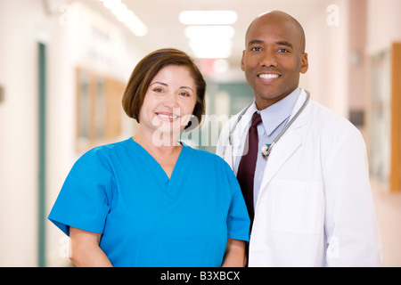 Arzt und Krankenschwester stehen In einem Krankenhausflur Stockfoto