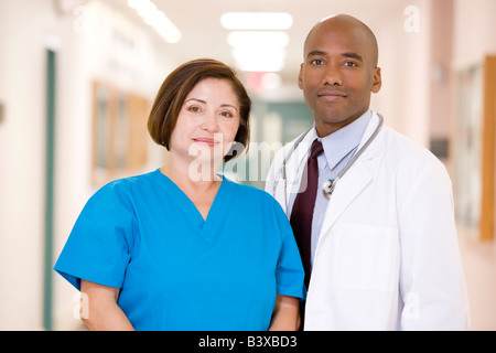 Arzt und Krankenschwester stehen In einem Krankenhausflur Stockfoto