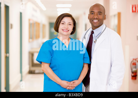 Arzt und Krankenschwester stehen In einem Krankenhausflur Stockfoto