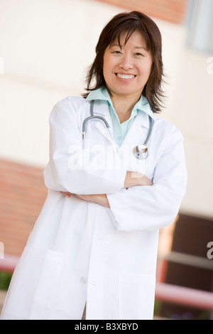 Arzt stehen außen A Krankenhaus Stockfoto
