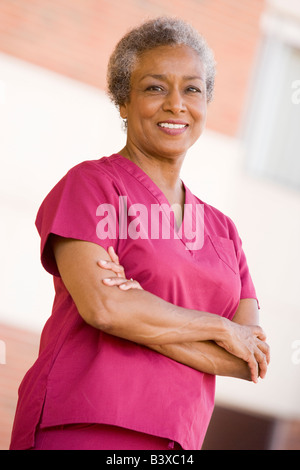 Krankenschwester stehen außen A Krankenhaus Stockfoto