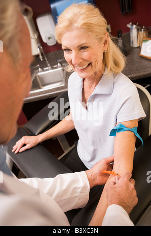 Applying Frau mit Bluttest gemacht Stockfoto