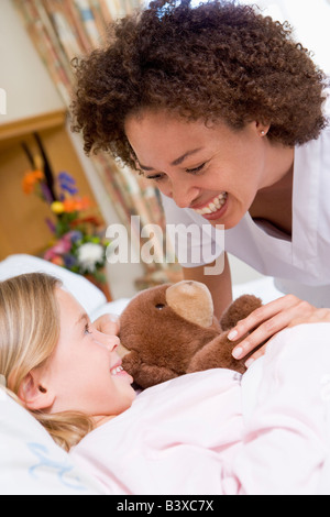 Krankenschwester mit ihren jungen Patienten lachen Stockfoto
