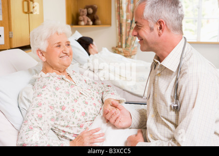 Arzt mit Senior Frau im Krankenhaus sitzen Stockfoto