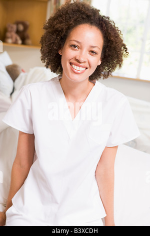 Krankenschwester am Krankenhausbett sitzen Stockfoto