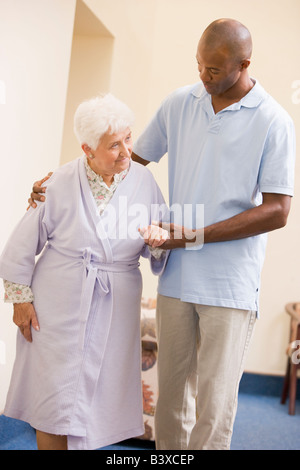 Krankenschwester hilft Senior Frau Walk Stockfoto