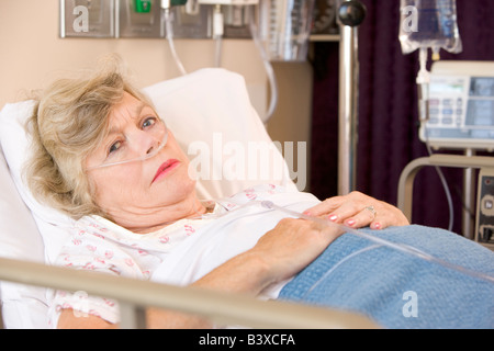 Ältere Frau im Krankenhausbett schlafen Stockfoto