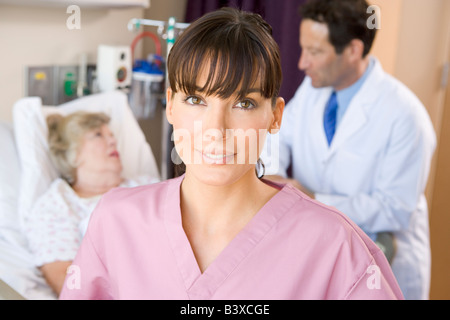 Krankenschwester im Krankenzimmer, Arzt im Gespräch mit Patienten Stockfoto