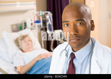Arzt suchen ernsthafte im Krankenzimmer, Senior Frau liegt im Krankenhausbett Stockfoto