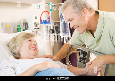 Mutter und Sohn gemeinsam im Spital Lachen Stockfoto