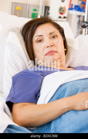 Patienten im Krankenhausbett liegend Stockfoto