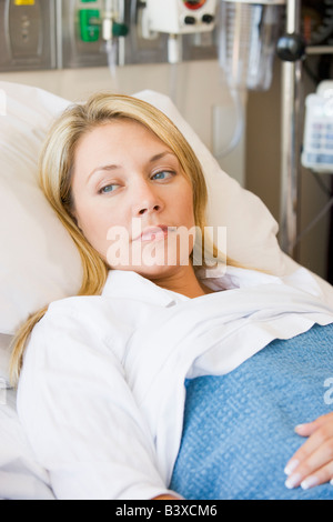 Frau im Krankenhausbett liegend Stockfoto