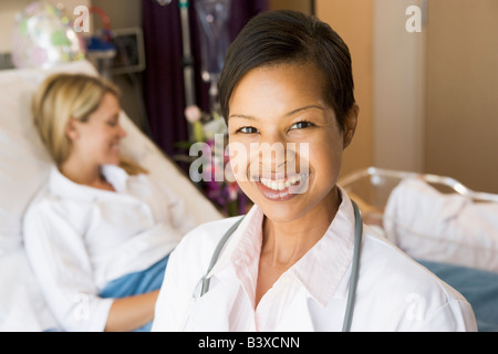 Arzt In ihrer Patienten-Zimmer steht Stockfoto