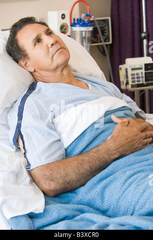 Mittleren Alter Mann im Krankenhausbett liegend Stockfoto
