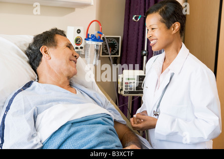 Arzt und Patient im Gespräch mit einander, Lächeln Stockfoto