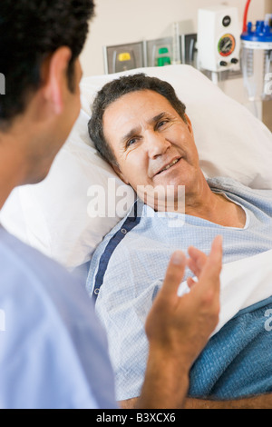 Arzt und Patient miteinander zu reden Stockfoto