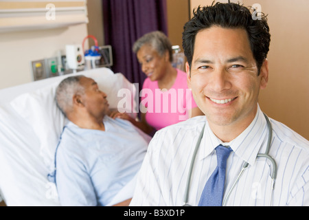 Arzt sucht fröhlich im Krankenzimmer Stockfoto