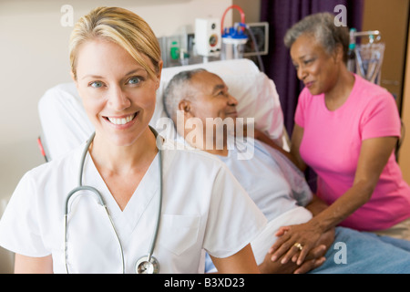 Arzt sucht fröhlich im Krankenzimmer Stockfoto