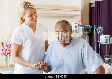 Krankenschwester, älteren Menschen helfen, Walk Stockfoto