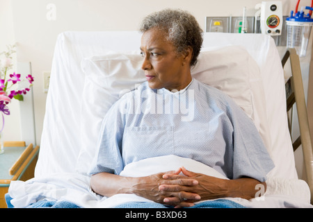 Ältere Frau im Krankenhausbett Stockfoto