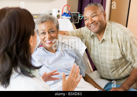 Krankenschwester, älteres Paar im Gespräch Stockfoto