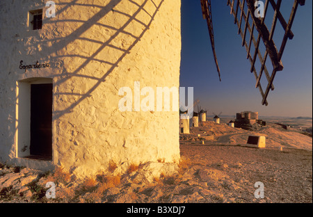 Windmühlen am Cresteria Manchega-Hügel in der Nähe von Consuegra bei Sonnenaufgang Spanien Stockfoto