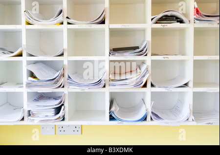 Eine Wand aus Staufächer In einem Büro Stockfoto