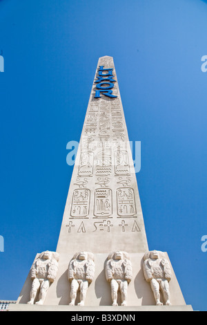 Der Obelisk steht vor der ägyptischen inspiriert Luxor Hotel and Casino in Las Vegas Nevada Stockfoto