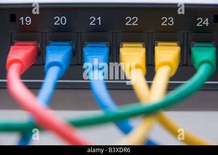 Computer-Kabel an einen Router angeschlossen Stockfoto