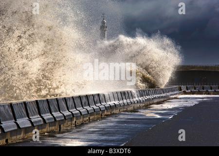 Wellen brechen gegen Barriere, Sunderland, Tyne and Wear, England Stockfoto