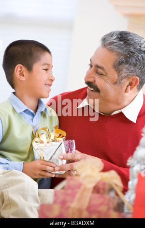 Junge überraschend Vater mit Weihnachtsgeschenk Stockfoto