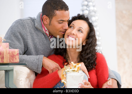 Mann und Frau liebevoll Austausch Weihnachtsgeschenke Stockfoto