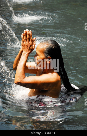 alte Dame, die Baden in die heiligen Quellen von Tirta Empul, Pura Tirta Empul(temple), Tampak Zeugung, Ubud Bereich, zentral-Bali, Indonesien Stockfoto