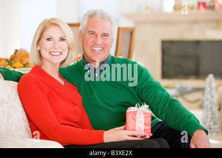 Älteres Paar zu Weihnachten Stockfoto