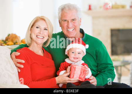 Großeltern mit Baby im Santa-Outfit Stockfoto