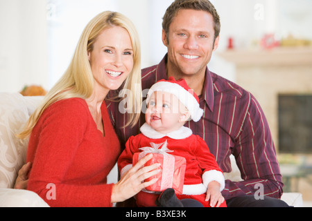 Paar mit Baby im Santa-Outfit Stockfoto