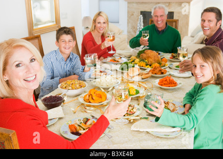 Familie alle zusammen am Weihnachtsessen Stockfoto