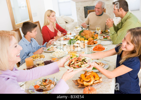 Familie alle zusammen am Weihnachtsessen Stockfoto