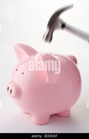 Hammer, mit dem Ziel für Sparschwein Stockfoto