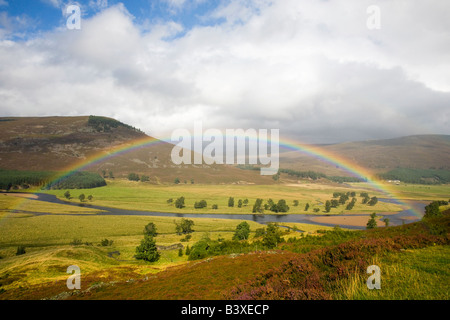 Schottische Highlanderszene, Landschaft des Flusses Dee bei Braemar mit Rainbow Royal Deeside, Cairngorms National Park, Aberdeenshire, Großbritannien Stockfoto