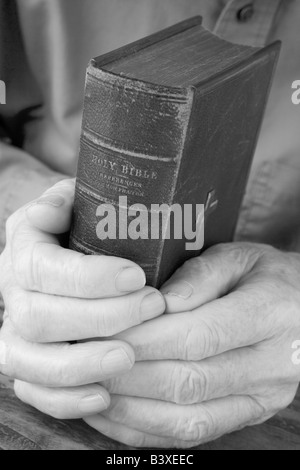 Ältere Mann Holding Bibel Stockfoto