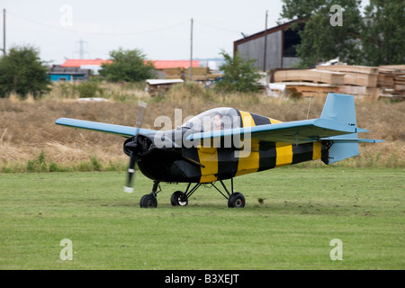 Beschwipst T66 R45 Serie 3 Nipper G-AWJE Rollen entlang der Start-und Landebahn nach der Landung am Breighton Flugplatz Stockfoto