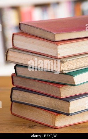 Stapel Bücher auf Tisch Stockfoto