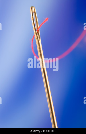 Nahaufnahme von Nadel und roter Faden Stockfoto