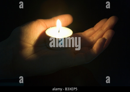 Nahaufnahme der Kerze In der Handfläche einer Hand Personen Stockfoto