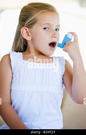Mädchen, die mittels eines Inhalators Stockfoto