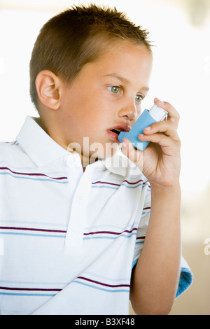 Junge, die mittels eines Inhalators Stockfoto