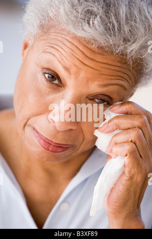 Frau, die Tränen abwischen Stockfoto