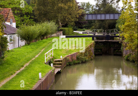 Das Schloss an der Kennet und Avon Kanal bei wenig Bedwyn, Wiltshire, England, UK Stockfoto