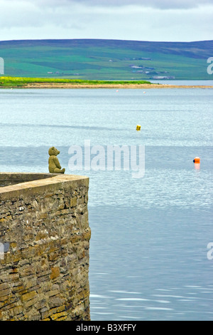 Ein Teddybär sitzt auf einer traditionellen Steinmauer, Blick auf das Meer. Stromness, Orkney Insel, Schottland Großbritannien 2008 Stockfoto
